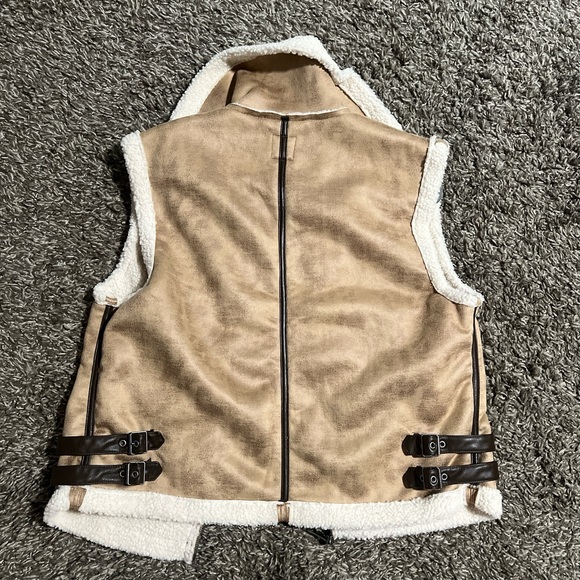 Wild Fable Tan and Cream Vest - Picture 2 of 2